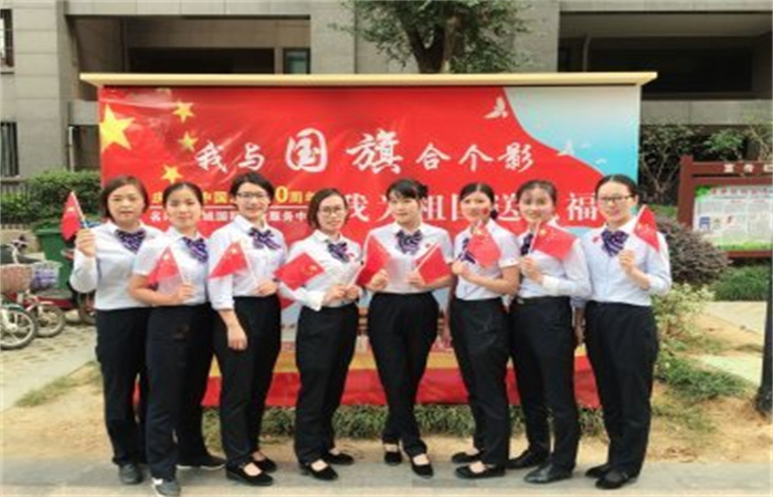 我與國旗合個(gè)影，共為祖國慶生！
