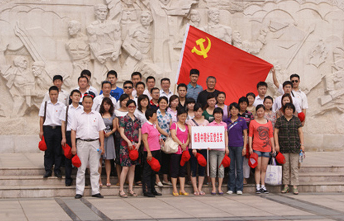 青山埋忠骨，史冊載功勛——記大名集團(tuán)黨支部大蜀山烈士陵園祭掃活動(dòng)
