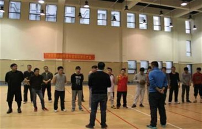 “揮灑汗水、點(diǎn)燃激情、釋放青春正能量”
